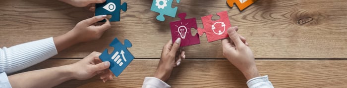 Manos uniendo recompensas