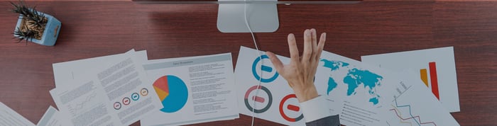 Una mesa de trabajo con papeles 