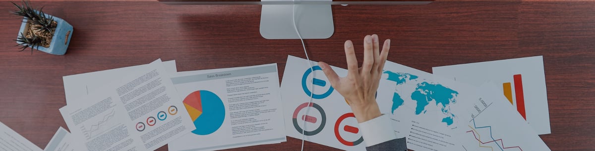 Una mesa de trabajo con papeles 