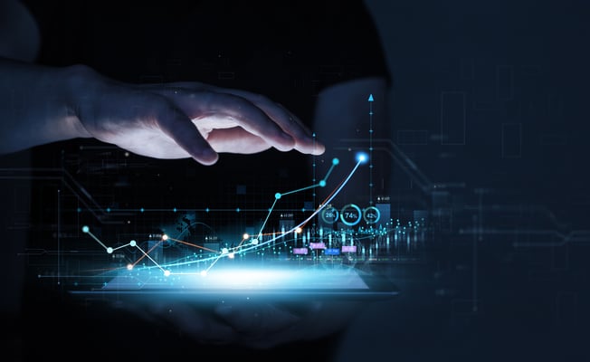 Empresario sosteniéndose en una tableta y dibuja un gráfico de crecimiento de flecha de los negocios