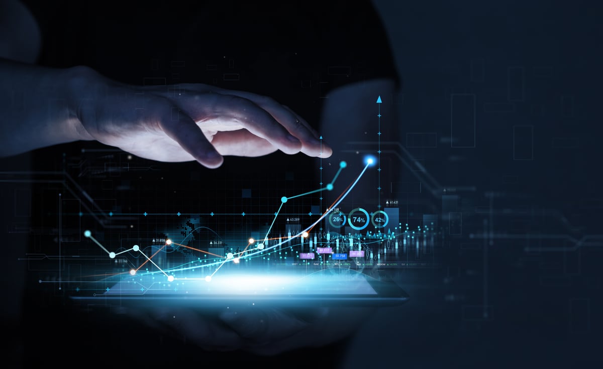 Empresario sosteniéndose en una tableta y dibuja un gráfico de crecimiento de flecha de los negocios